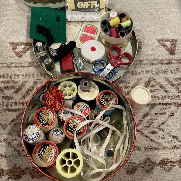 Sewing Kit With Over 200 Buttons - Some Vintage - Picture 1 of 10